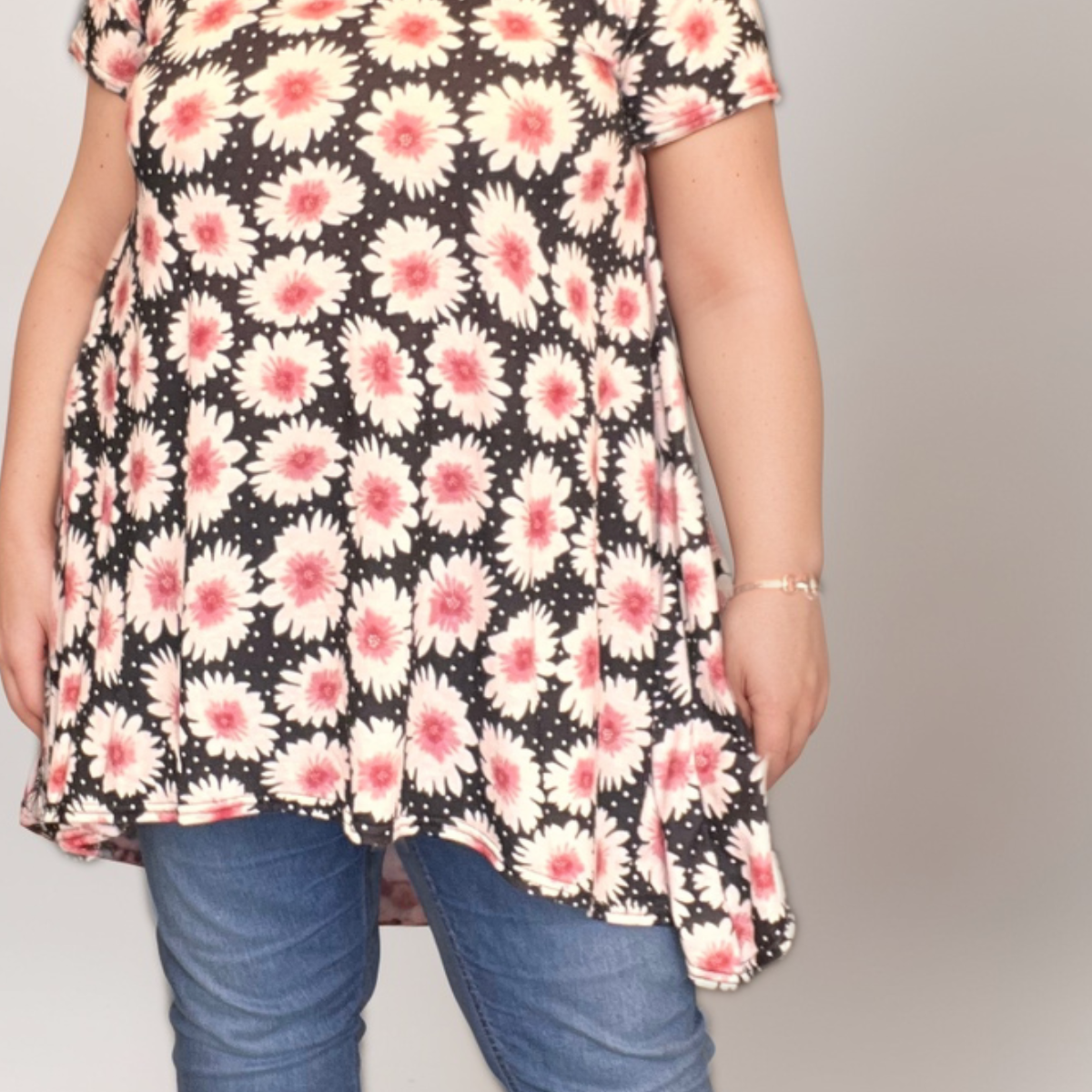 Daisy Print Short-Sleeve Swing Top with Hanky Hem