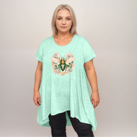 Plus‑Size Bee Print Pastel Short Sleeve Swing Top with Hanky Hem
