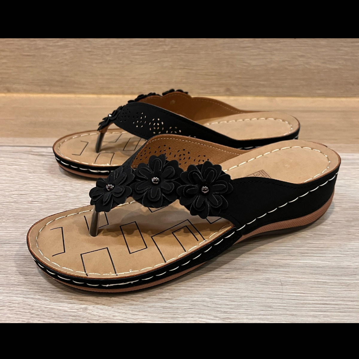 Lightweight Low wedge flower sandals with toe post