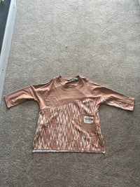 lon top with zig zag pattern on bottom half