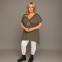 Hanky Hem Short Sleeve V‑Neck Top with Circle Brooch