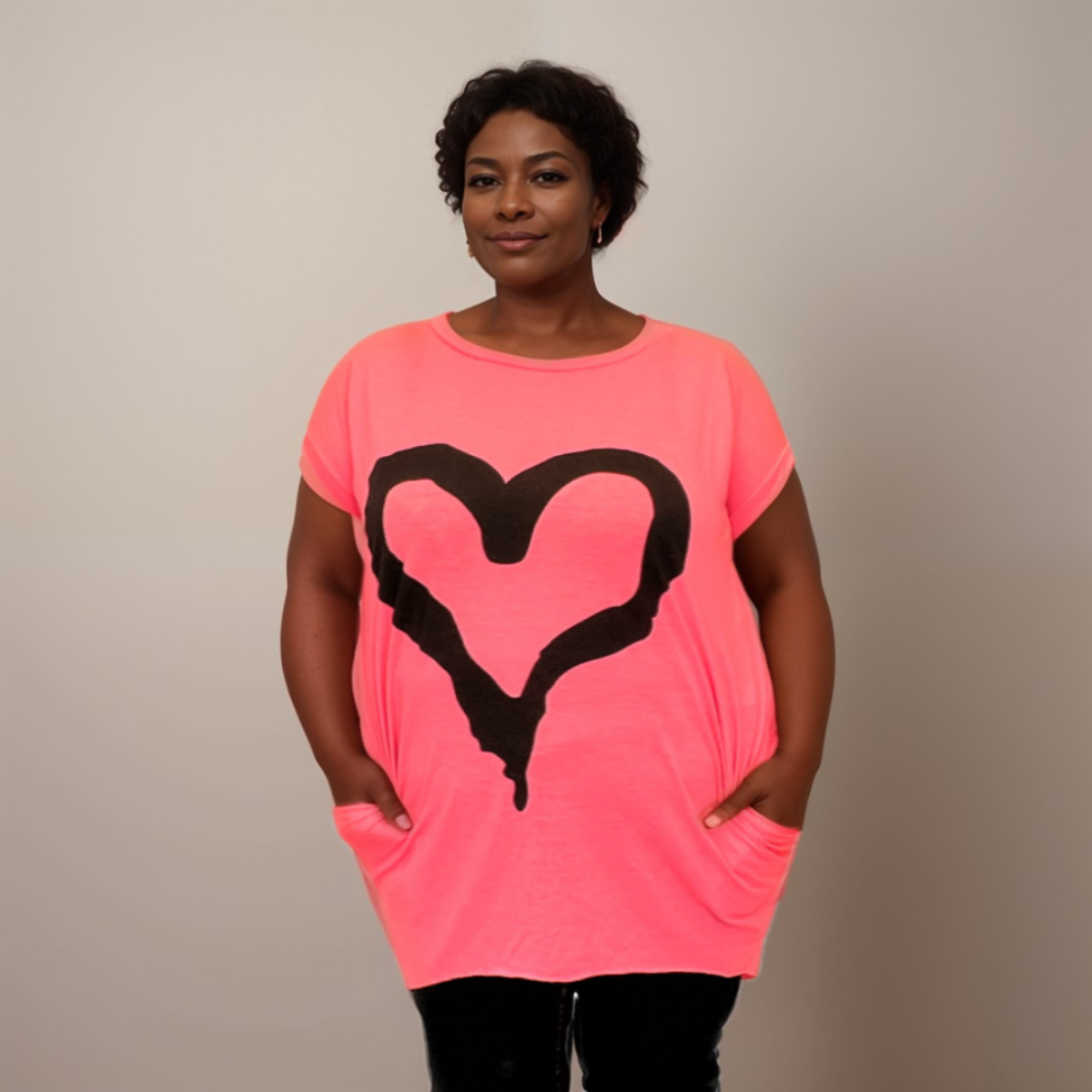 ROCKTHOSECURVES CAP SLEEVE DIPPED HEM T-SHIRT WITH HEART