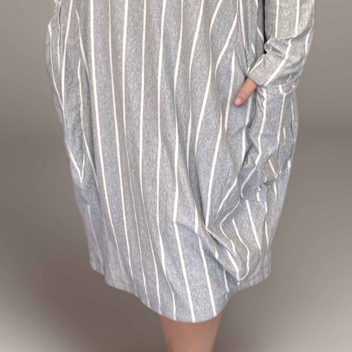 STRIPED LOOSE FITTING DRESS WITH SIDE POCKETS