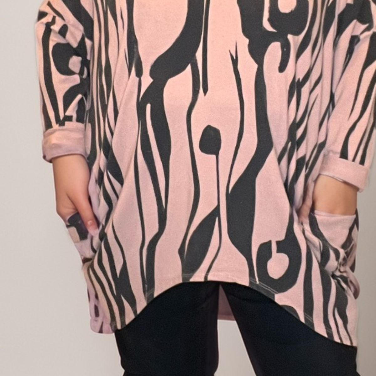 ABSTRACT LONG SLEEVE DIPPED HEM TOP WITH POCKETS