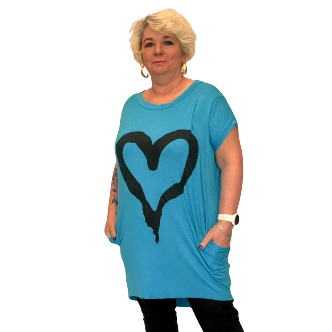 ROCKTHOSECURVES CAP SLEEVE DIPPED HEM T-SHIRT WITH HEART