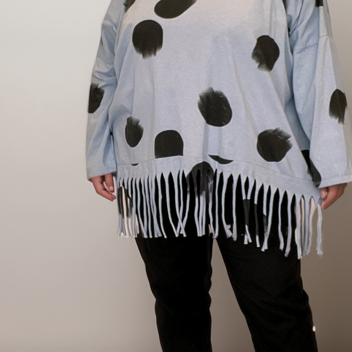 BLUE LARGE SPOT TOP WITH TASSEL HEM