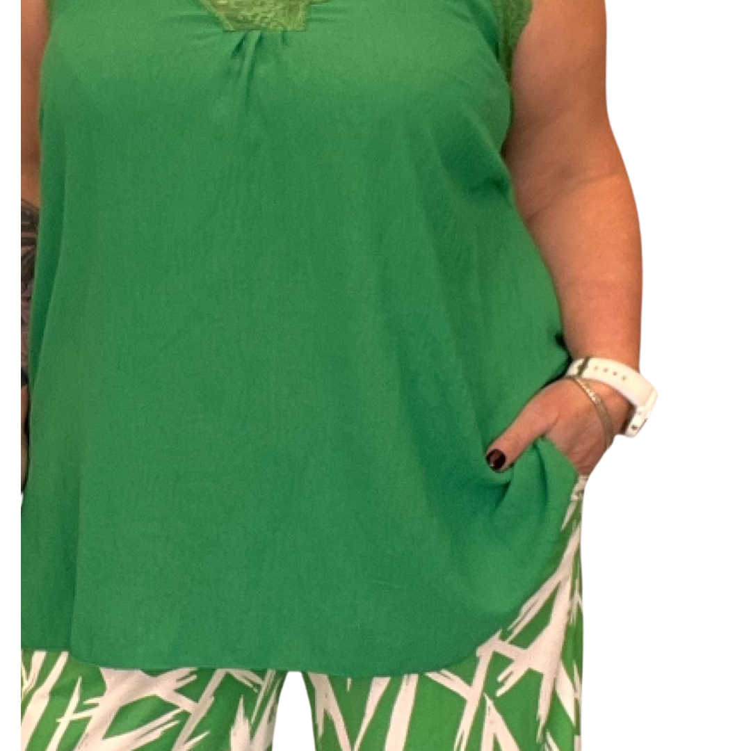LACE EDGED SLEEVELESS BLOUSE / VEST TOP