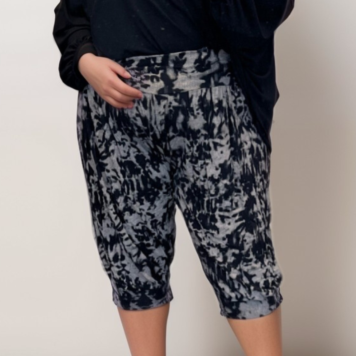 BLACK GREY SPLASH 3/4 HAREM PANTS