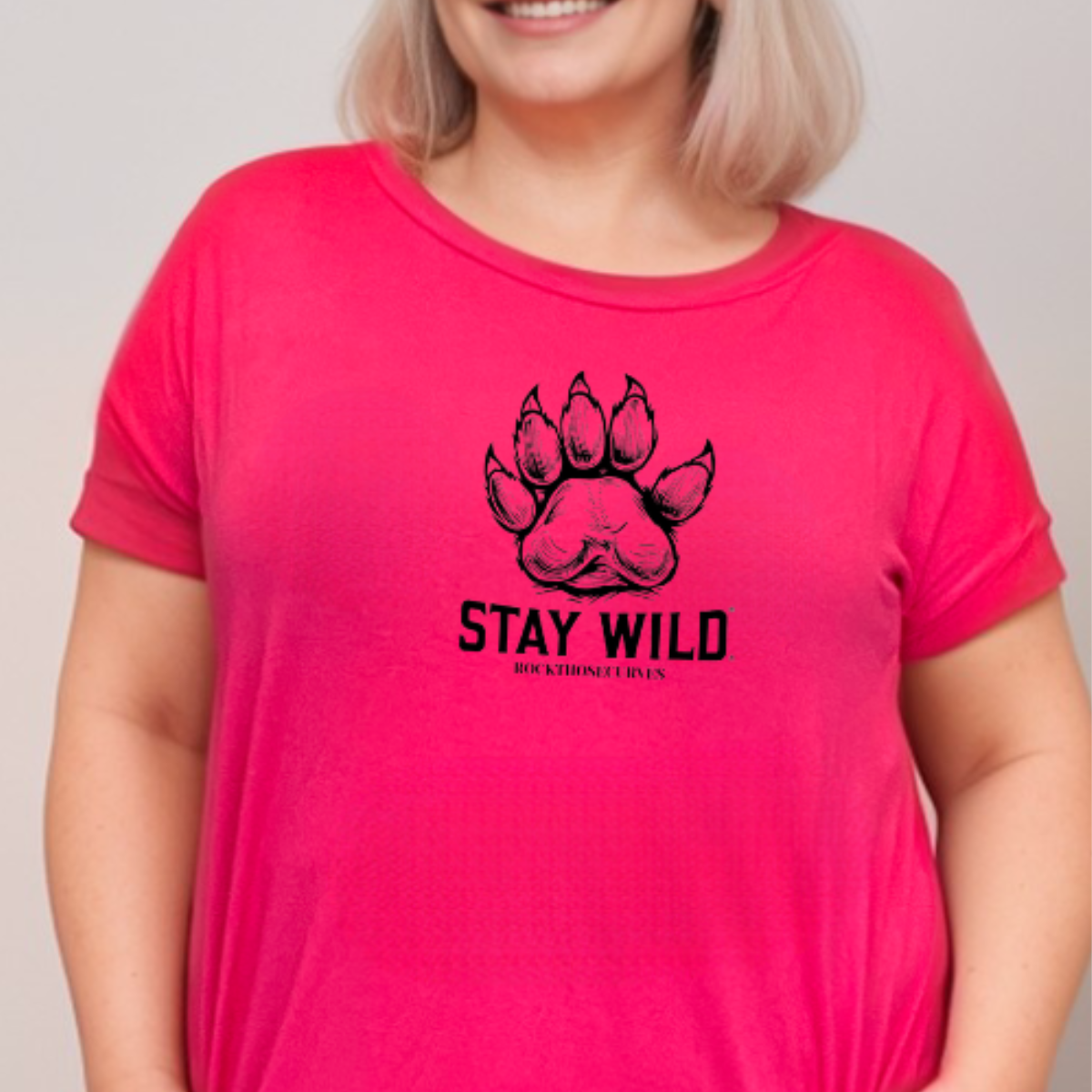 STAY WILD LONG DIPPED HEM T-SHIRT WITH POCKETS