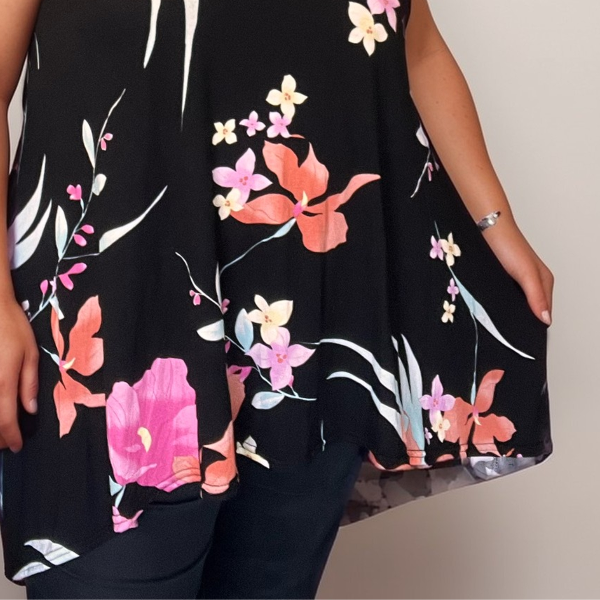 Plus‑Size Black Multi Tropical Hanky Hem Swing Top