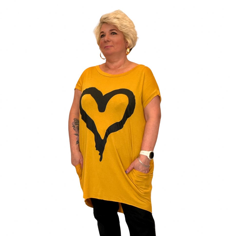 ROCKTHOSECURVES CAP SLEEVE DIPPED HEM T-SHIRT WITH HEARTMustard / UK 12-14