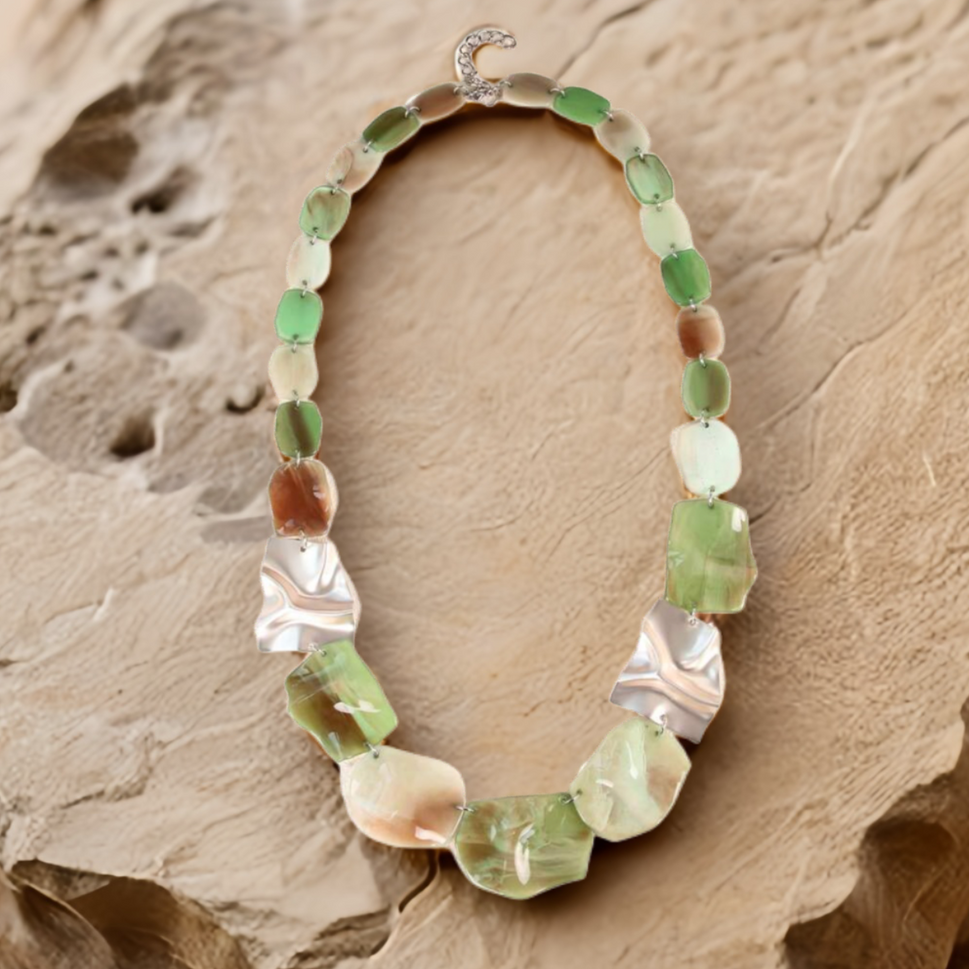 GREEN SHELL EFFECT NECKLACE