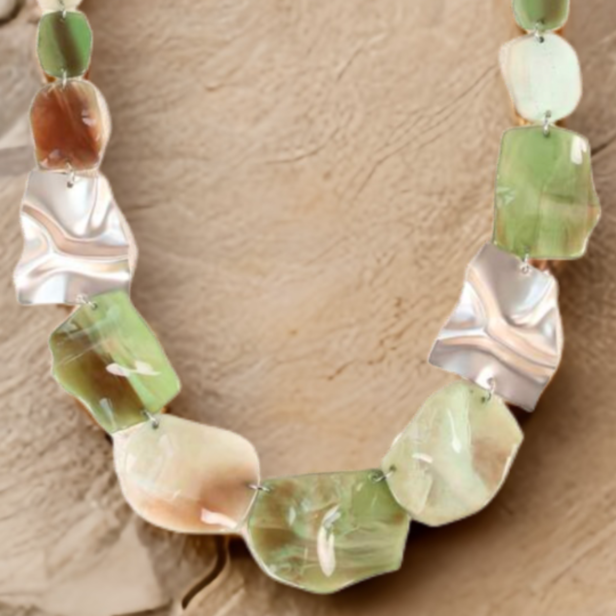 GREEN SHELL EFFECT NECKLACE