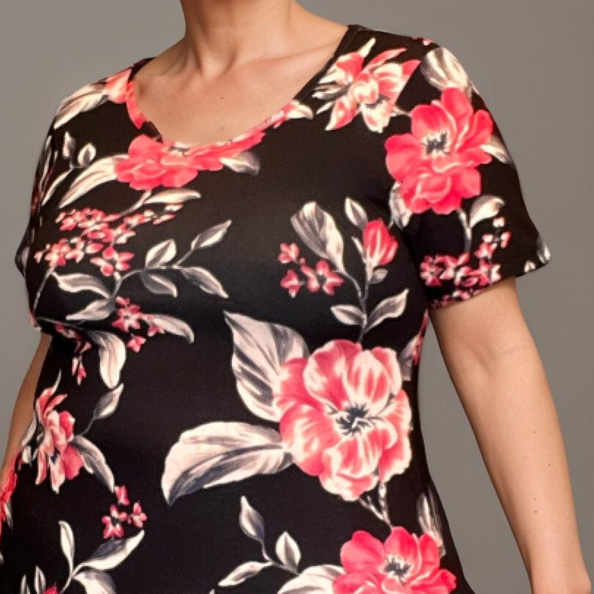 ROCKTHOSECURVES BLACK RED FLORAL SHORT SLEEVE SWING TOP