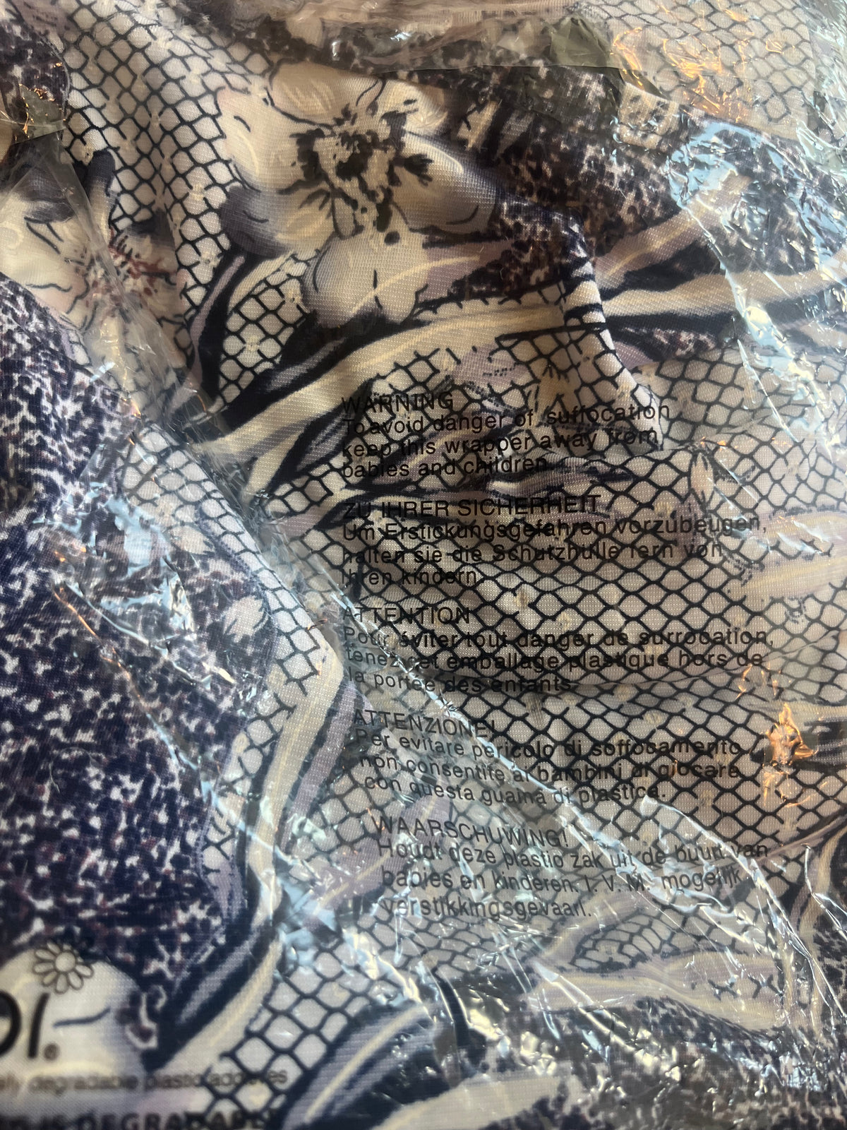 abstract print white/navy one pocket top