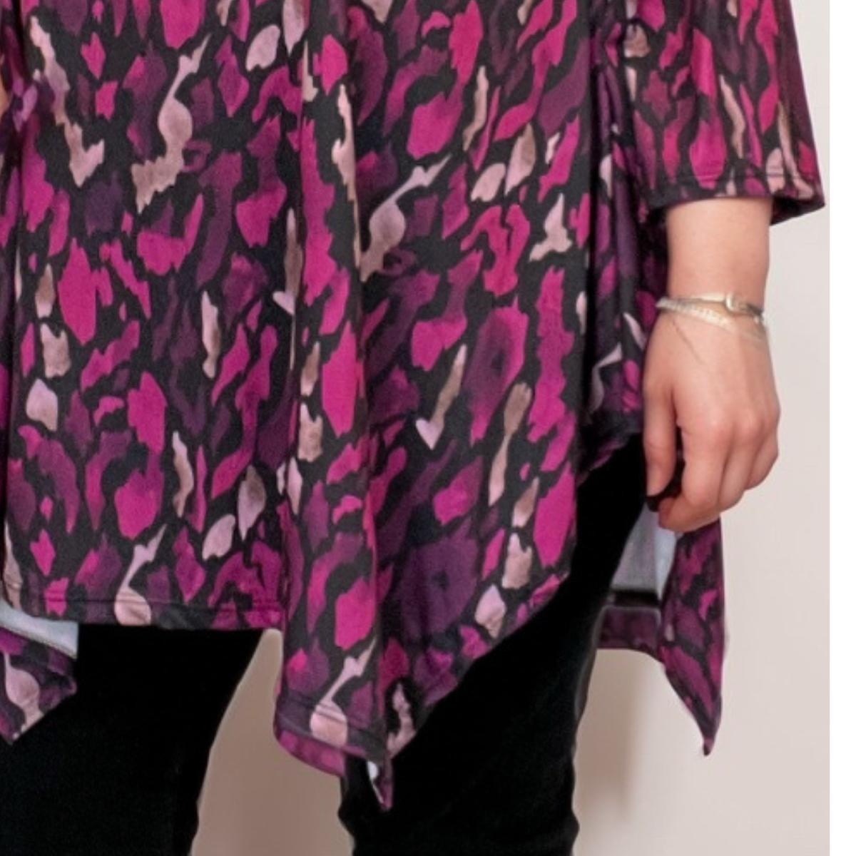 ROCKTHOSECURVES HANKY HEM ABSTRACT PRINT 1/2 SLEEVE TOP