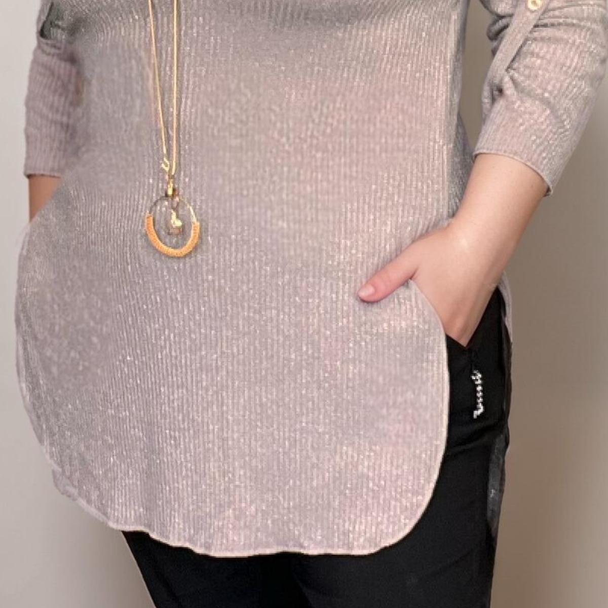 ROCKTHOSECURVES RIBBED LONG DIPPED HEM TOP WITH NECKLACE