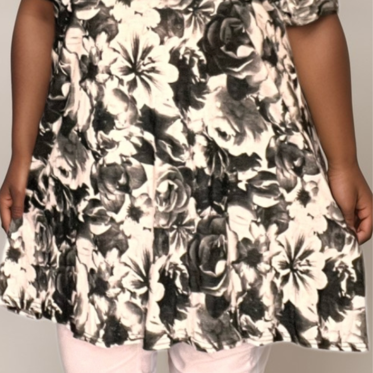 ROCKTHOSECURVES WHITE GREY FLORAL SHORT SLEEVE SWING TOP