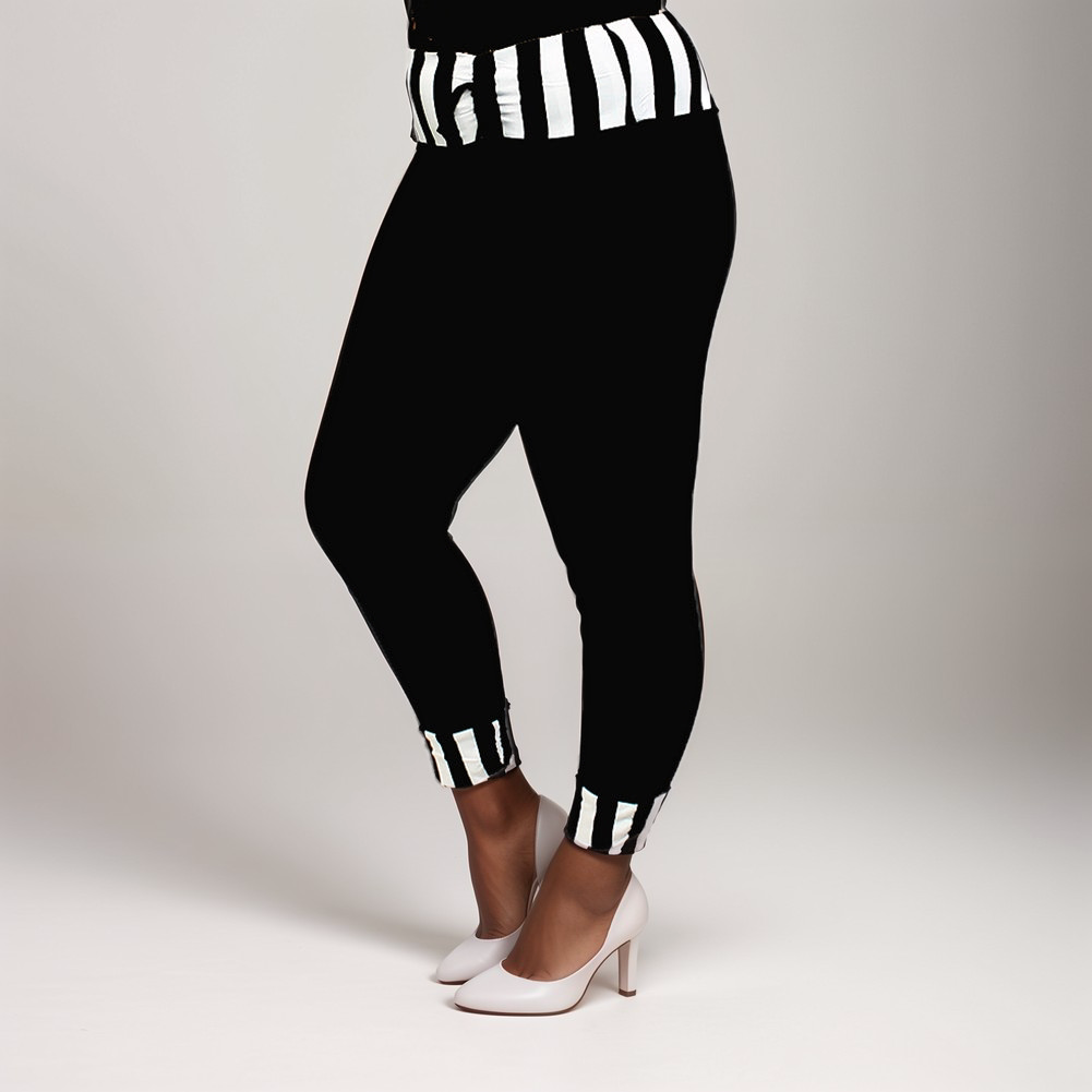 ROCKTHOSECURVES 3/4 CAPRI LEGGINGS WITH FEATURE PANELS