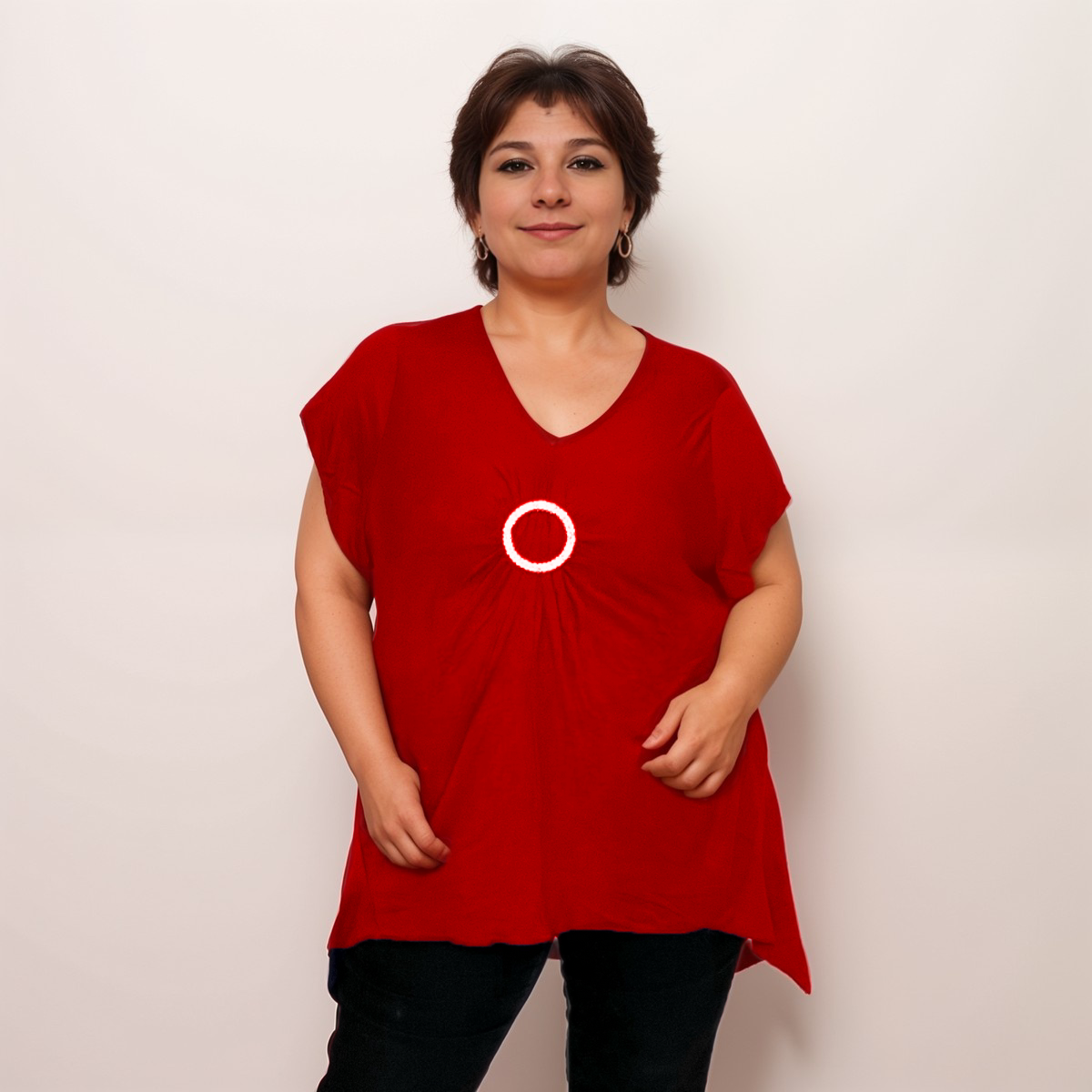 ROCKTHOSECURVES HANKY HEM SHORT SLEEVE V NECK TOP WITH CIRCLE BROOCH