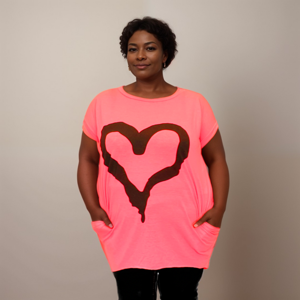 ROCKTHOSECURVES CAP SLEEVE DIPPED HEM T-SHIRT WITH HEARTNeon Pink / UK 12-14