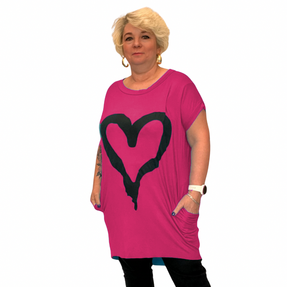 ROCKTHOSECURVES CAP SLEEVE DIPPED HEM T-SHIRT WITH HEARTFuchsia / UK 12-14