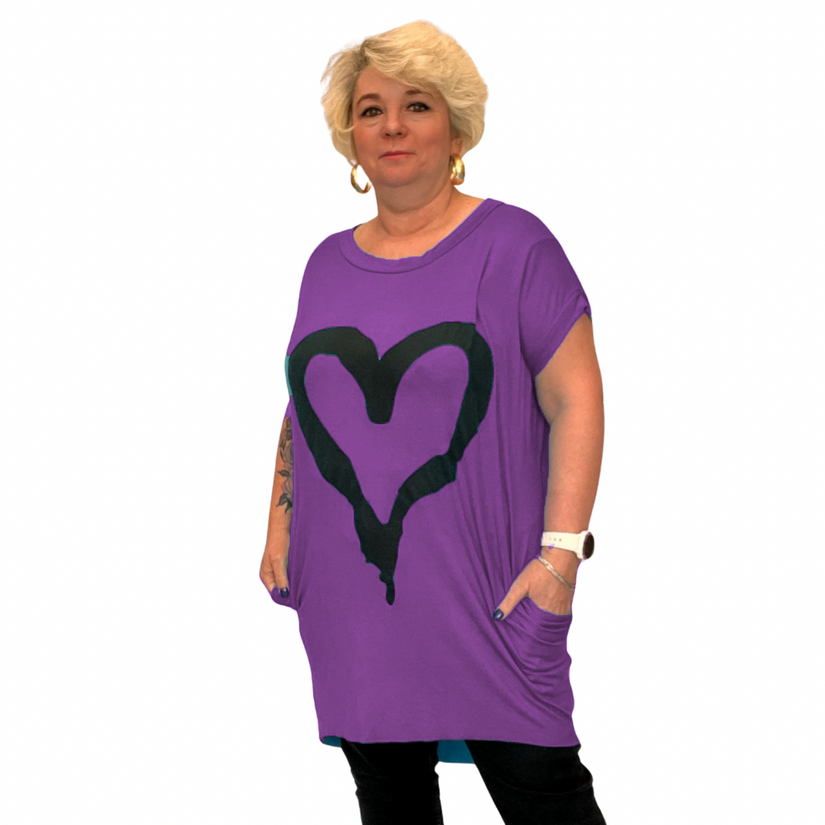 ROCKTHOSECURVES CAP SLEEVE DIPPED HEM T-SHIRT WITH HEART