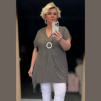 Hanky Hem Short sleeve top with v neck and circle brooch