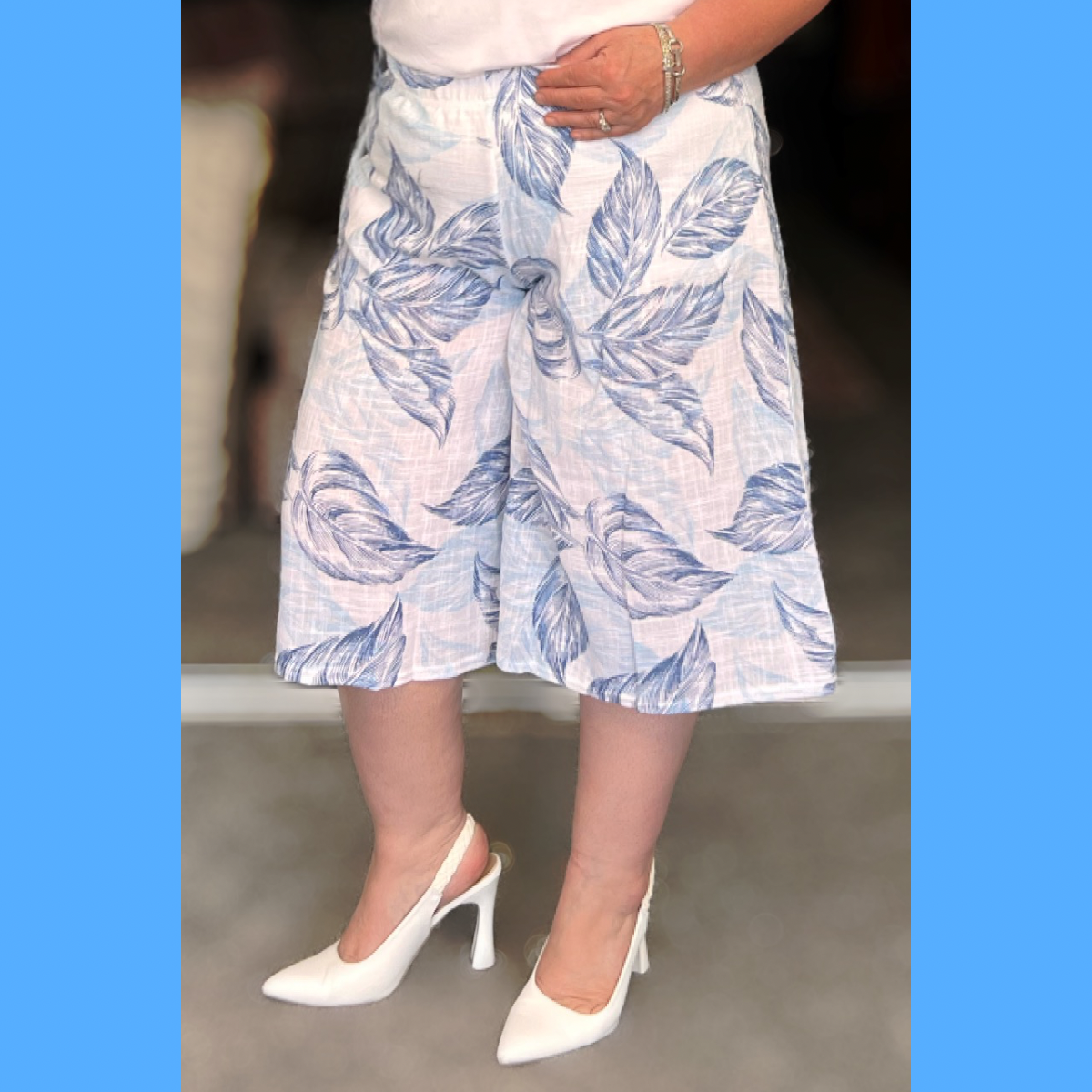 WHITE BLUE FEATHER ELASTIC WAIST CULOTTES / SHORTS