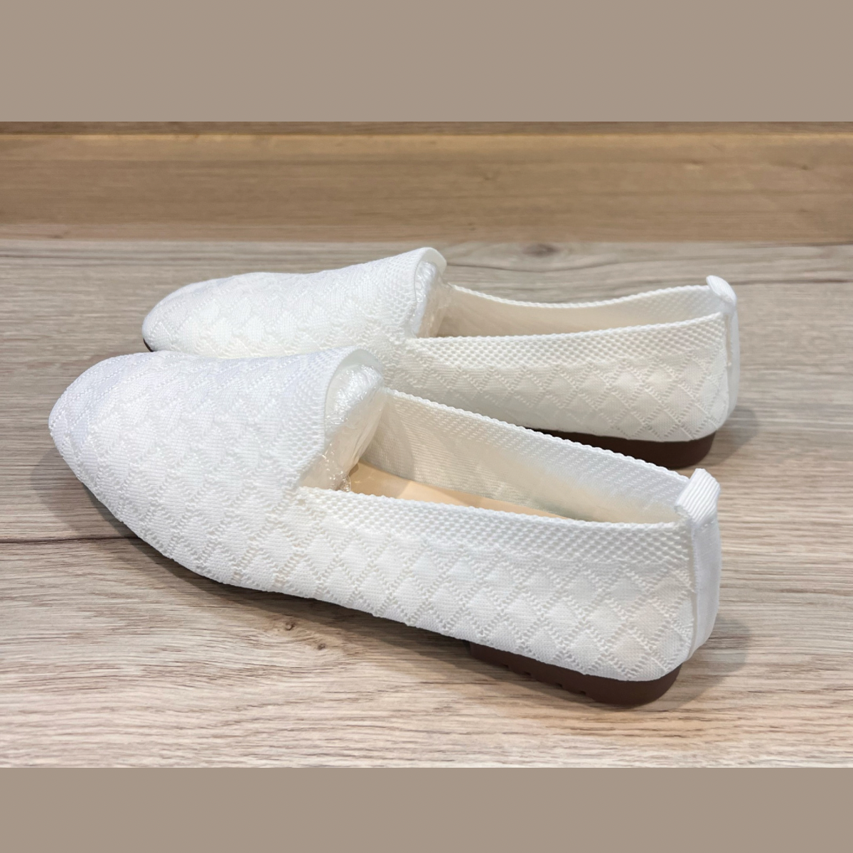 WHITE FABRIC SQUARE TO FLAT SHOES / PUMPS