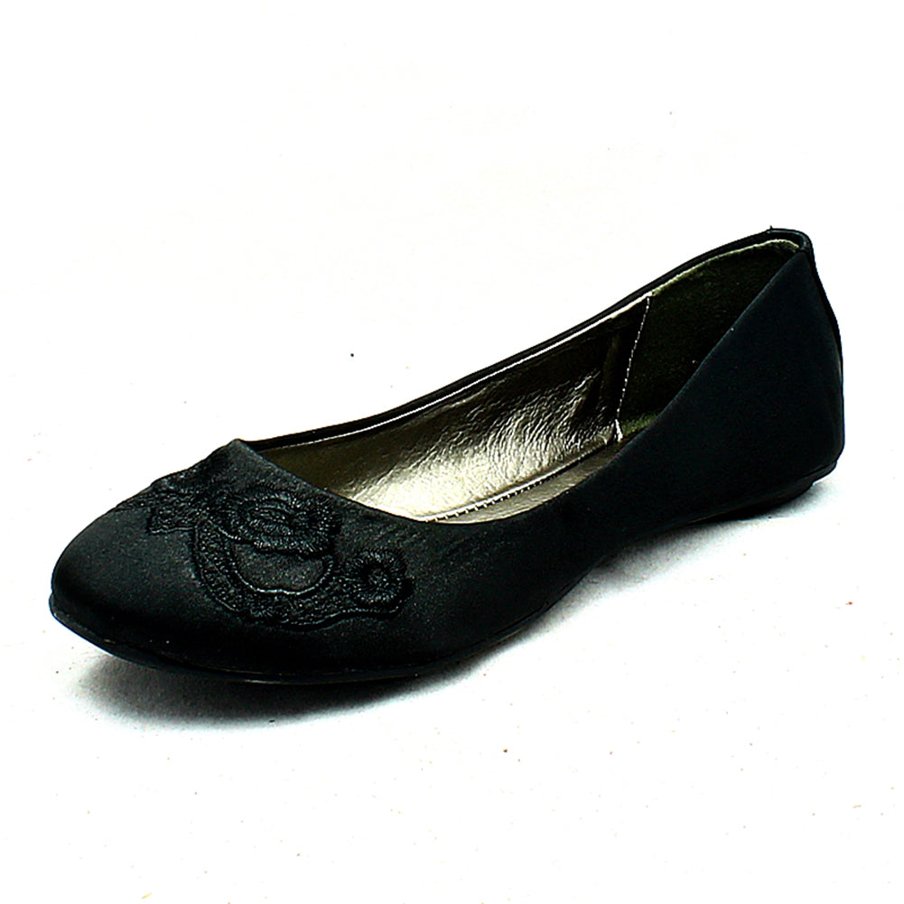 Satin embroidered toe flat shoes / pumps