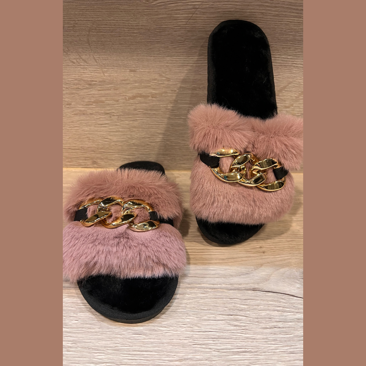 ROCKTHOSECURVES SOFT FLUFFY SLIDERS WITH GOLD CHAIN