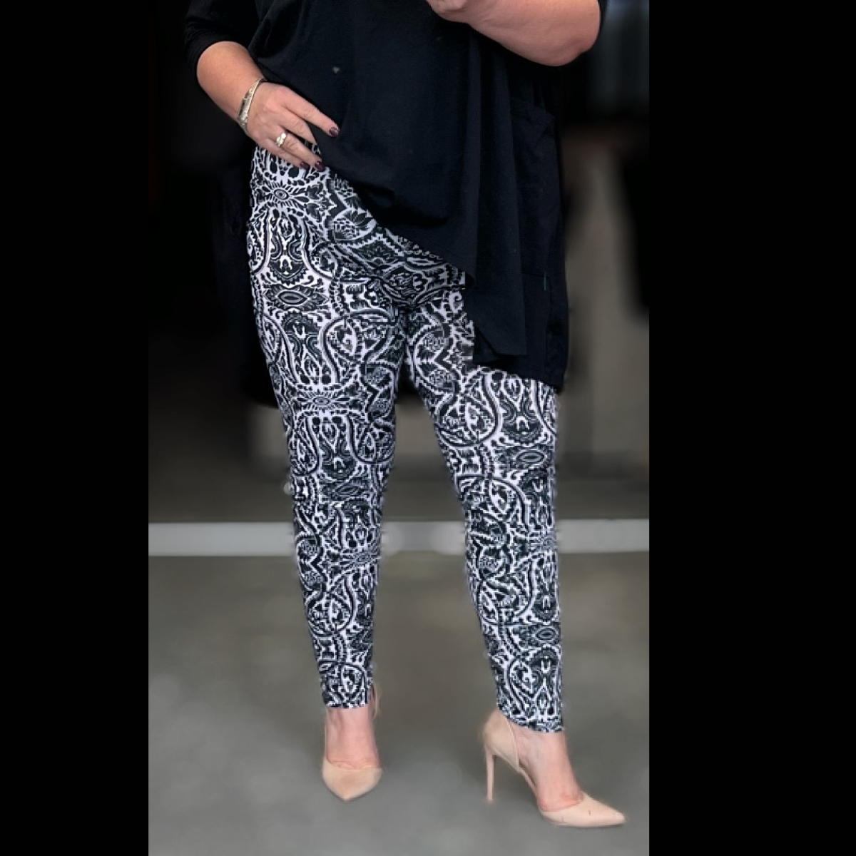 ROCKTHOSECURVES BLACK WHITE PAISLEY LEGGINGS